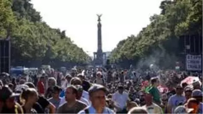 Berlin'de Covid-19 kısıtlamaları protesto edildi Berlin'de Covid-19 kısıtlamaları protesto edildi