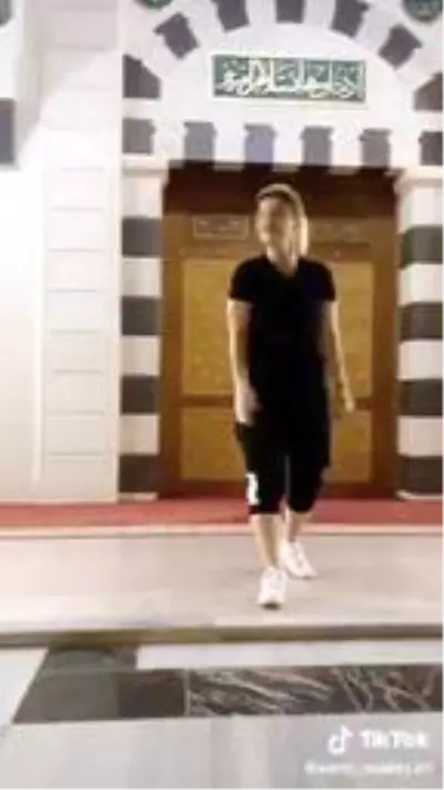 Camiye ayakkabıyla girip çektiği videoyu paylaştı, hakkında yasal işlem başlatıldı Camiye ayakkabıyla girip çektiği videoyu paylaştı, hakkında yasal işlem başlatıldı