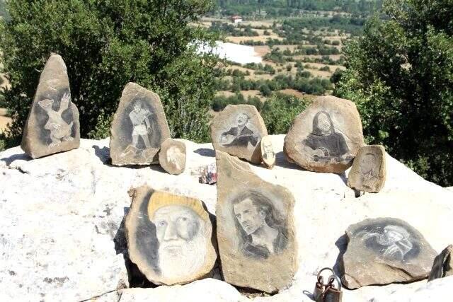 Çoban ressam yaptığı resimlerle doğayı açık hava sergisine çevirdi Çoban ressam yaptığı resimlerle doğayı açık hava sergisine çevirdi