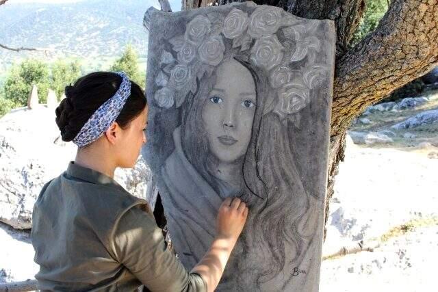 Çoban ressam yaptığı resimlerle doğayı açık hava sergisine çevirdi Çoban ressam yaptığı resimlerle doğayı açık hava sergisine çevirdi