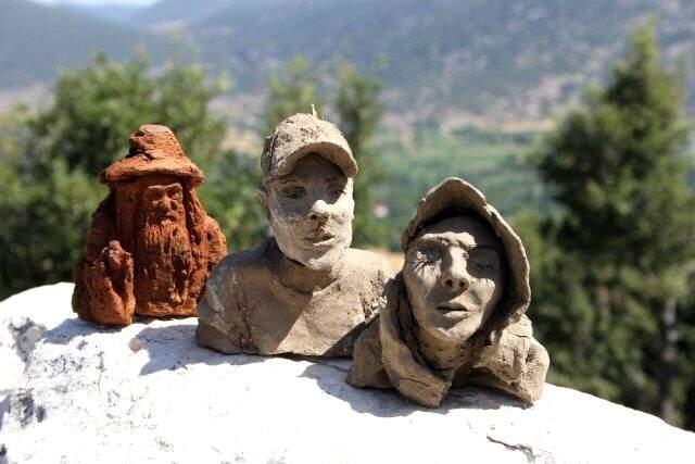Çoban ressam yaptığı resimlerle doğayı açık hava sergisine çevirdi Çoban ressam yaptığı resimlerle doğayı açık hava sergisine çevirdi