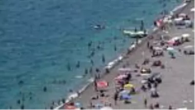 Deniz suyu sıcaklığı hava sıcaklığıyla eşitlendi, Antalya denize döküldü Deniz suyu sıcaklığı hava sıcaklığıyla eşitlendi, Antalya denize döküldü