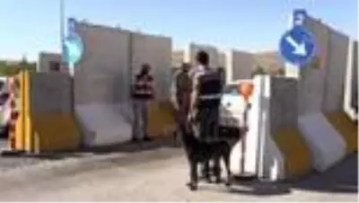 Elazığ Valisi Yırık, trafik denetiminde vatandaşlara şeker ve kolonya ikram etti Elazığ Valisi Yırık, trafik denetiminde vatandaşlara şeker ve kolonya ikram etti