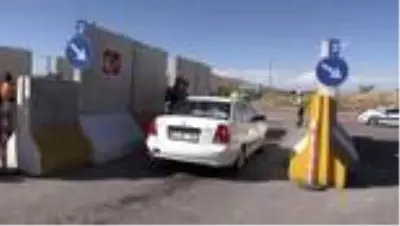 Elazığ Valisi Yırık, trafik denetiminde vatandaşlara şeker ve kolonya ikram etti Elazığ Valisi Yırık, trafik denetiminde vatandaşlara şeker ve kolonya ikram etti