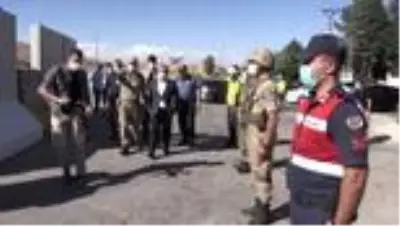 Elazığ Valisi Yırık, trafik denetiminde vatandaşlara şeker ve kolonya ikram etti Elazığ Valisi Yırık, trafik denetiminde vatandaşlara şeker ve kolonya ikram etti
