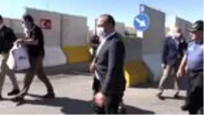 Elazığ Valisi Yırık, trafik denetiminde vatandaşlara şeker ve kolonya ikram etti Elazığ Valisi Yırık, trafik denetiminde vatandaşlara şeker ve kolonya ikram etti