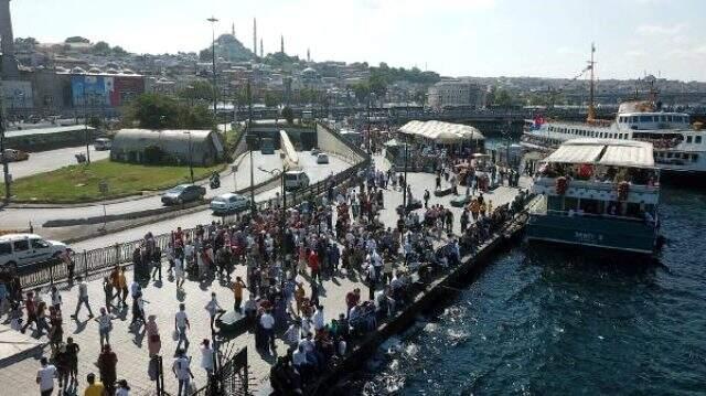 EMİNÖNÜ'NDE KORKUTAN GÖRÜNTÜ; SOSYAL MESAFE HİÇE SAYILDI EMİNÖNÜ'NDE KORKUTAN GÖRÜNTÜ; SOSYAL MESAFE HİÇE SAYILDI