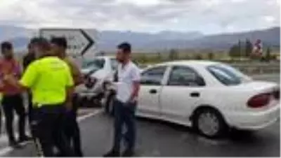 Erzincan'da iki ayrı trafik kazasında 9 kişi yaralandı Erzincan'da iki ayrı trafik kazasında 9 kişi yaralandı
