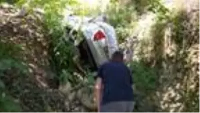 Gezintiye çıkan kuzenlerin otomobili uçuruma yuvarlandı: 5 yaralı Gezintiye çıkan kuzenlerin otomobili uçuruma yuvarlandı: 5 yaralı