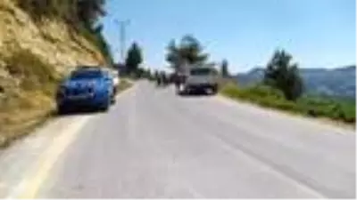 Gezintiye çıkan kuzenlerin otomobili uçuruma yuvarlandı: 5 yaralı Gezintiye çıkan kuzenlerin otomobili uçuruma yuvarlandı: 5 yaralı