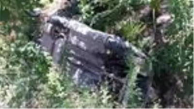 Gezintiye çıkan kuzenlerin otomobili uçuruma yuvarlandı: 5 yaralı Gezintiye çıkan kuzenlerin otomobili uçuruma yuvarlandı: 5 yaralı