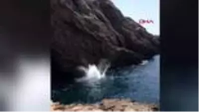 İspanya'da bir turist kayalıklardan denize atlayarak belkemiğini zedeledi, o anlar görüntülendi. İspanya'da bir turist kayalıklardan denize atlayarak belkemiğini zedeledi, o anlar görüntülendi.