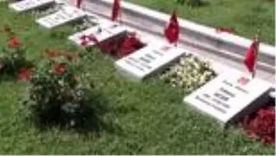 İSTANBUL EMNİYET MÜDÜRÜ AKTAŞ POLİS ŞEHİTLİĞİ'Nİ ZİYARET ETTİ İSTANBUL EMNİYET MÜDÜRÜ AKTAŞ POLİS ŞEHİTLİĞİ'Nİ ZİYARET ETTİ