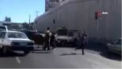 Kaçan boğa sahibini yol ortasında yere serdi Kaçan boğa sahibini yol ortasında yere serdi