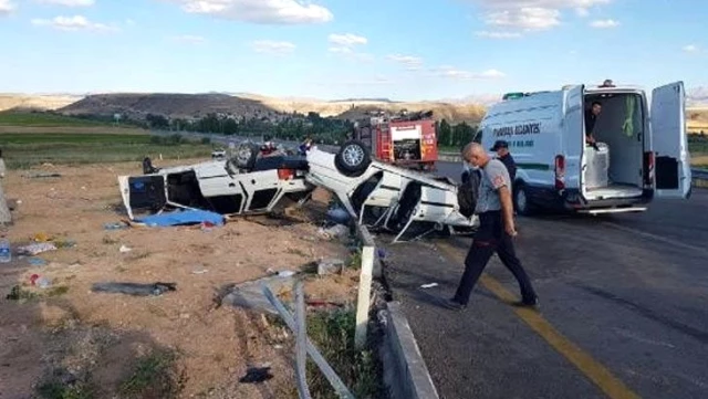 Kayseri'de iki otomobil kafa kafaya çarpıştı: 1 ölü, 9 yaralı