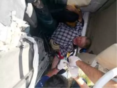 Kamyonet şarampole devrildi, sürücü kabinde sıkıştı Kamyonet şarampole devrildi, sürücü kabinde sıkıştı
