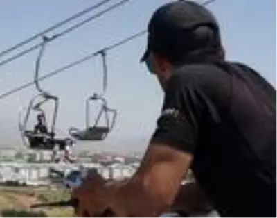 Kayakla atlama sporcularının antrenmanı, gökyüzünü renklendirdi Kayakla atlama sporcularının antrenmanı, gökyüzünü renklendirdi