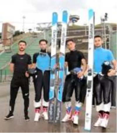 Kayakla atlama sporcularının antrenmanı, gökyüzünü renklendirdi Kayakla atlama sporcularının antrenmanı, gökyüzünü renklendirdi