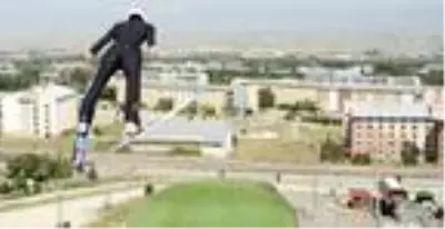Kayakla atlama sporcularının antrenmanı, gökyüzünü renklendirdi Kayakla atlama sporcularının antrenmanı, gökyüzünü renklendirdi