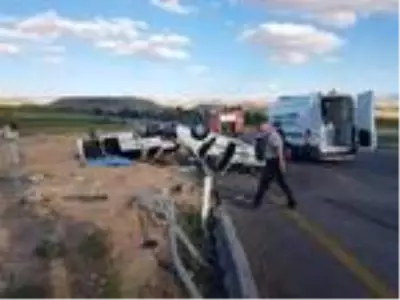 Kayseri'de iki otomobil kafa kafaya çarpıştı: 1 ölü, 9 yaralı Kayseri'de iki otomobil kafa kafaya çarpıştı: 1 ölü, 9 yaralı