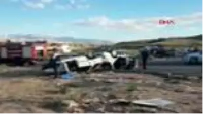 Kayseri'de iki otomobil çarpıştı: 1 ölü, 9 yaralı Kayseri'de iki otomobil çarpıştı: 1 ölü, 9 yaralı