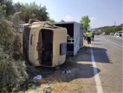 Lastiği patlayan çöp kamyonu devrildi: 3 yaralı Lastiği patlayan çöp kamyonu devrildi: 3 yaralı