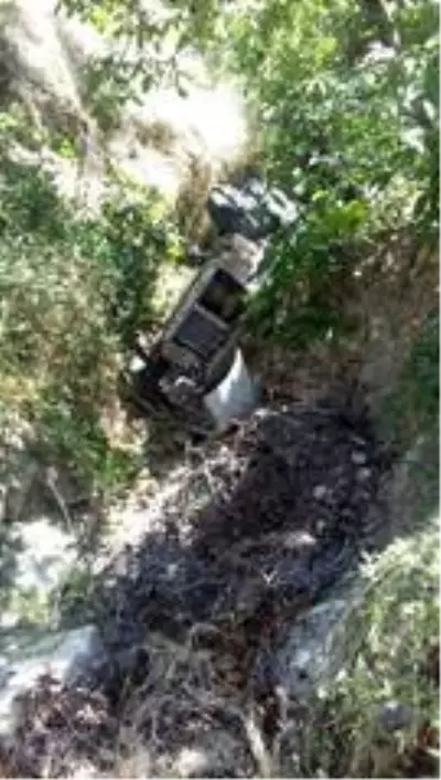 Mersin'de dereye uçan otomobildeki 5 kuzen yaralandı Mersin'de dereye uçan otomobildeki 5 kuzen yaralandı