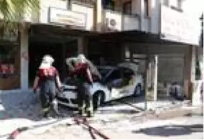 Park halindeki otomobil alev aldı Park halindeki otomobil alev aldı