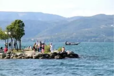 Sakarya'nın gözdesi Sapanca Gölü'ne bayramda yoğun ilgi Sakarya'nın gözdesi Sapanca Gölü'ne bayramda yoğun ilgi