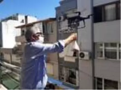 Sosyal mesafeye dikkat çekmek için kurban etini dronla gönderdi Sosyal mesafeye dikkat çekmek için kurban etini dronla gönderdi