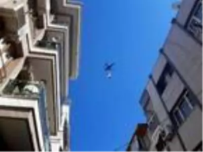 Sosyal mesafeye dikkat çekmek için kurban etini dronla gönderdi Sosyal mesafeye dikkat çekmek için kurban etini dronla gönderdi