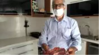 Sosyal mesafeye farkındalık yaratmak için kurban etini uçurdu Sosyal mesafeye farkındalık yaratmak için kurban etini uçurdu