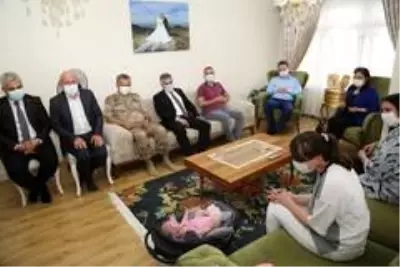 Vali Ünlü, şehit yakınlarını ve gazileri bayramda yalnız bırakmadı Vali Ünlü, şehit yakınlarını ve gazileri bayramda yalnız bırakmadı
