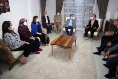 Vali Ünlü, şehit yakınlarını ve gazileri bayramda yalnız bırakmadı Vali Ünlü, şehit yakınlarını ve gazileri bayramda yalnız bırakmadı