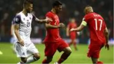 Zeki Çelik, giydiği 17 numarayı Lille'e transfer olan Burak Yılmaz'a verdi Zeki Çelik, giydiği 17 numarayı Lille'e transfer olan Burak Yılmaz'a verdi
