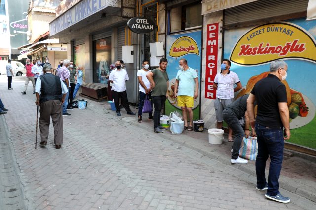 Zonguldak'taki market kurban etlerini ücretsiz kıyma çekince vatandaşlar uzun kuyruklar oluşturdu