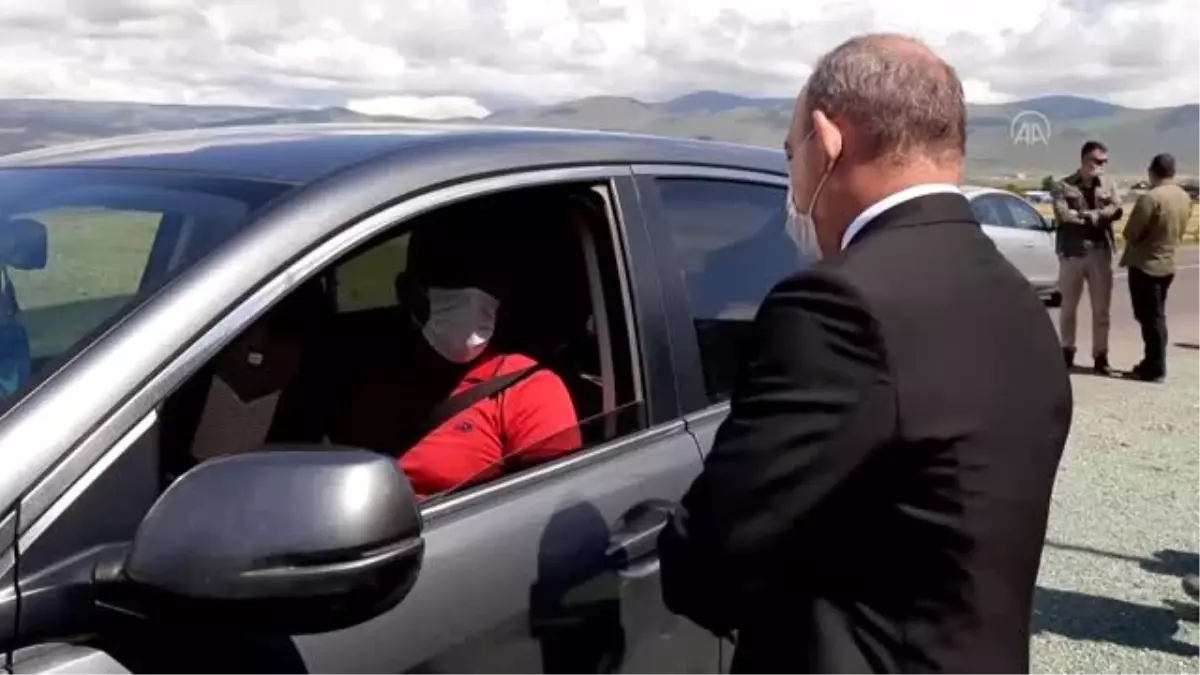 Ardahan Valisi Öner, güvenlik güçleri ve sürücülerle bayramlaştı
