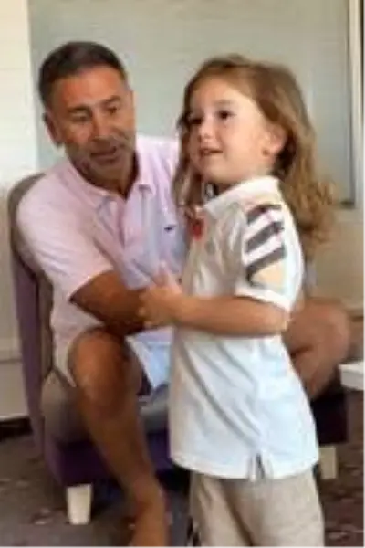 İzzet Yıldızhan, çocuklarına bayram harçlığı yerine altın taktı İzzet Yıldızhan, çocuklarına bayram harçlığı yerine altın taktı