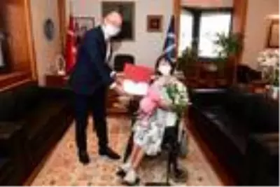 Bedensel engelli Şenay, üçüncü üniversitesini bitirdi