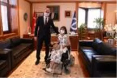 Bedensel engelli Şenay, üçüncü üniversitesini bitirdi