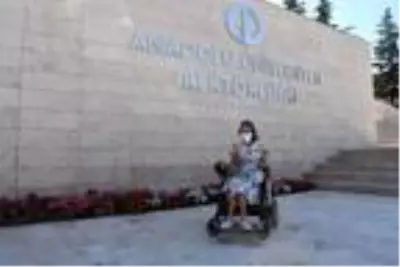 Bedensel engelli Şenay, üçüncü üniversitesini bitirdi