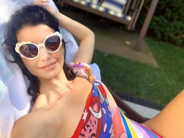 Beren Saat mayolu fotoğrafını paylaşınca takipçileri beğeni butonuna çöktü Beren Saat mayolu fotoğrafını paylaşınca takipçileri beğeni butonuna çöktü