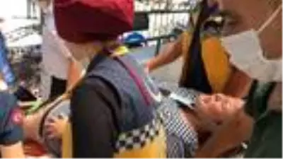 Sinir krizi geçiren genç kız, cami kapısını tekmeleyip, vazoları kırdı Sinir krizi geçiren genç kız, cami kapısını tekmeleyip, vazoları kırdı