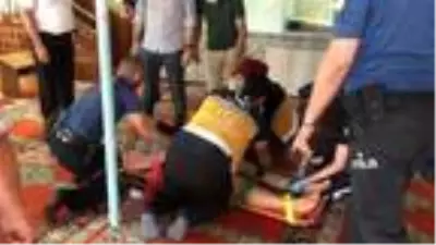 Sinir krizi geçiren genç kız, cami kapısını tekmeleyip, vazoları kırdı Sinir krizi geçiren genç kız, cami kapısını tekmeleyip, vazoları kırdı
