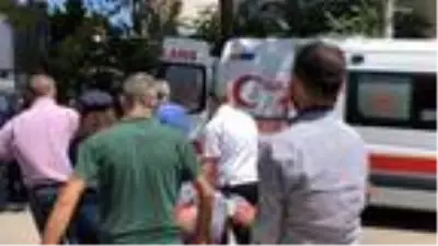 Sinir krizi geçiren genç kız, cami kapısını tekmeleyip, vazoları kırdı Sinir krizi geçiren genç kız, cami kapısını tekmeleyip, vazoları kırdı