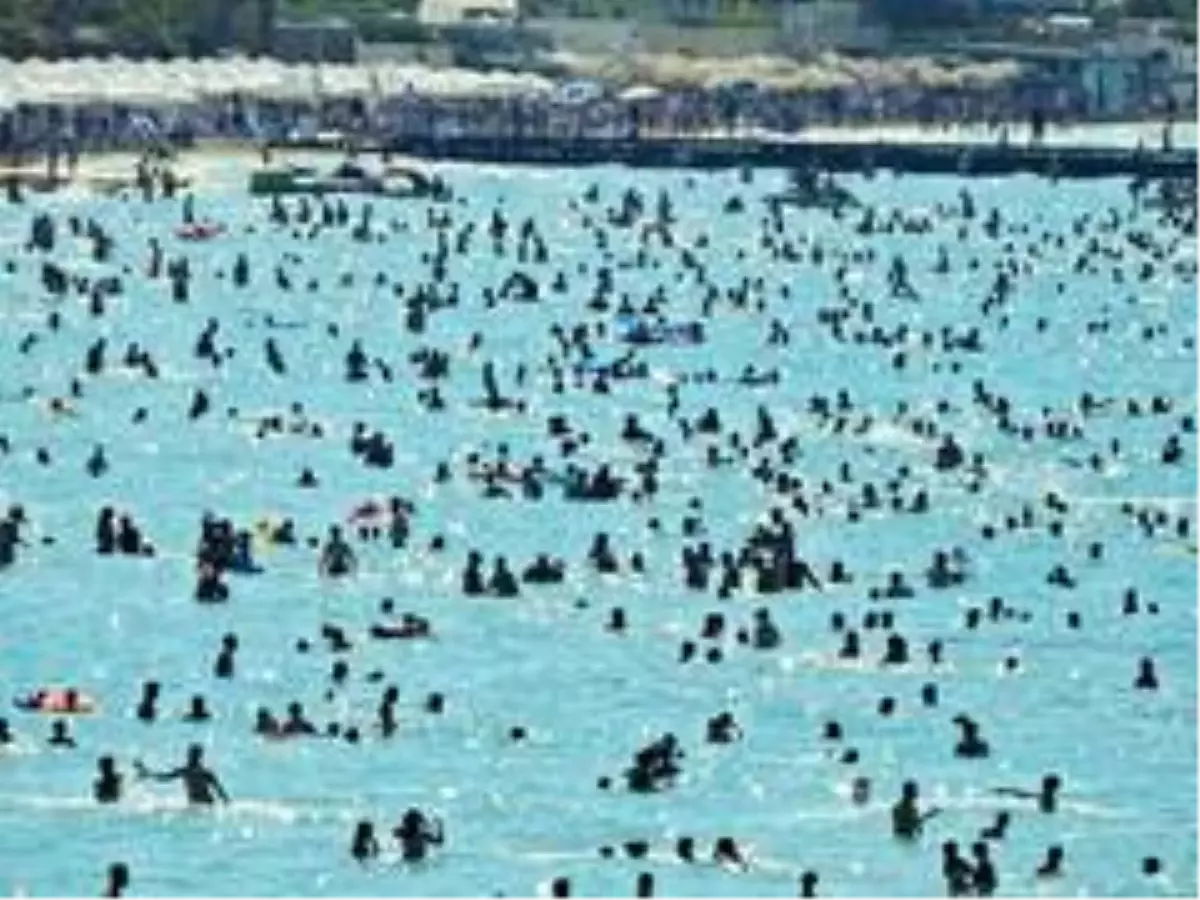 Bayramın ikinci gününden itibaren Çeşme'de yaşanan yoğunluk nedeniyle denizde kulaç atacak yer kalmadı