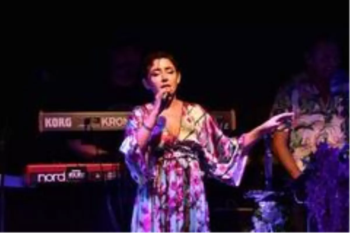 Çıplak ayakla sahneye çıktı