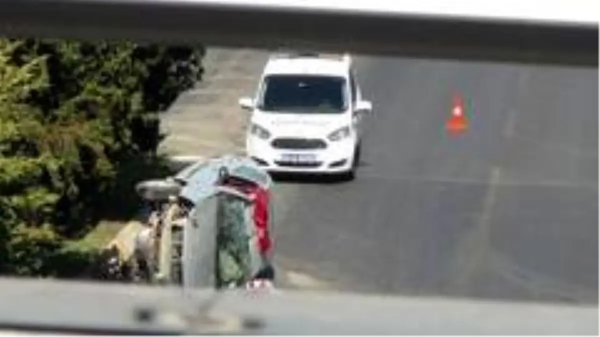 Çocuğa çarpmamak için refüje çarpıp devrilen otomobil sürücüsü yaralandı