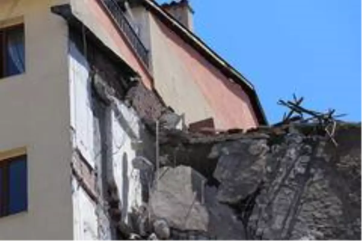 Depremden hasar gören bina yıkılırken yan binada çatlak oluştu, bina tahliye edildi