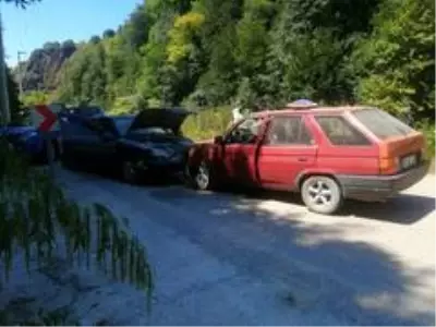 Düzce'de otomobiller kafa kafaya çarpıştı: 3 yaralı Düzce'de otomobiller kafa kafaya çarpıştı: 3 yaralı